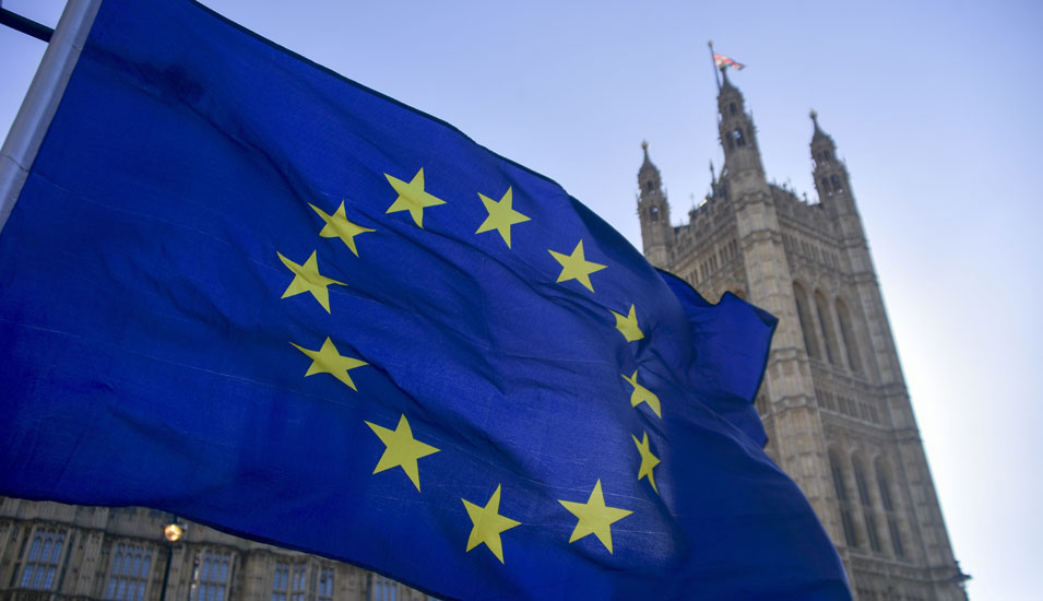 Das Foto zeigt eine Flagge der EU vor Big Ben in London.