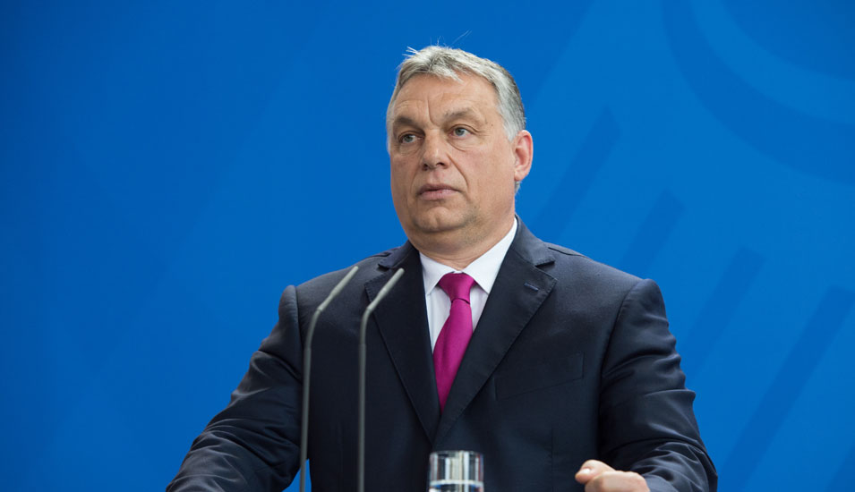 Das Foto zeigt den ungarischen Minsterpräsidenten Victor Orban am Rednerpult.