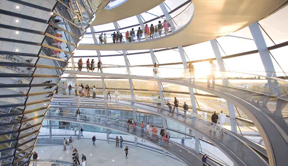 Das Foto zeigt den Reichstag innen, die Wandelhallen vor dem Plenum.