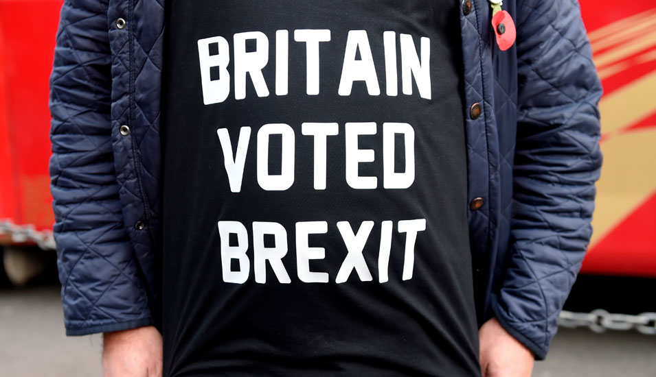 Mann mit Brexit-Shirt
