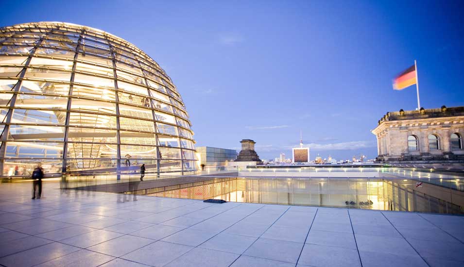 Das Foto zeigt die Kuppel des Reichstages in Berlin im Abendlicht.