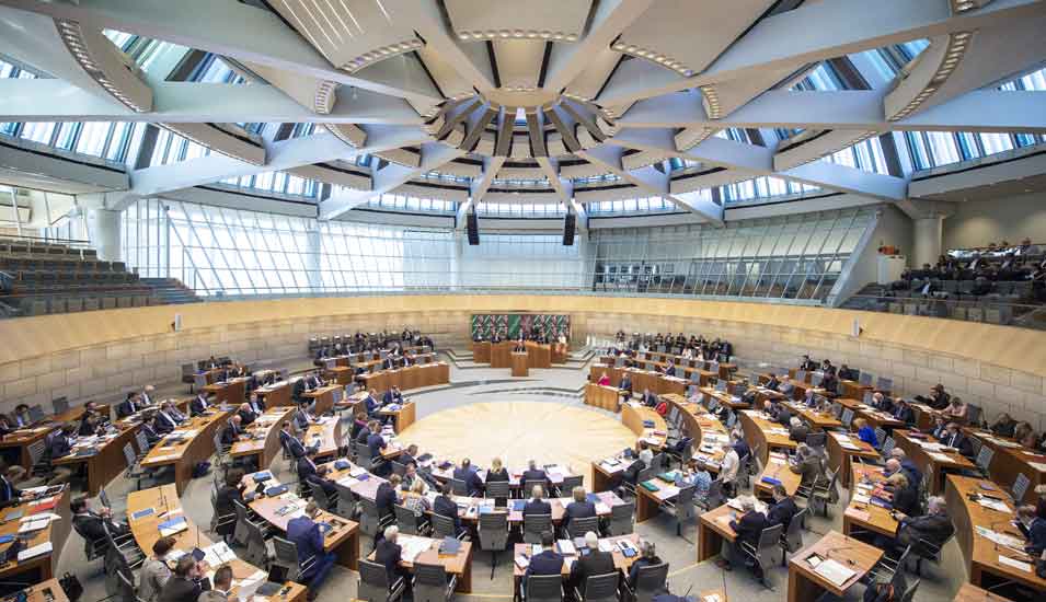 Das Foto zeigt das Plenum des Landtages von Nordrhein-Westfalen.