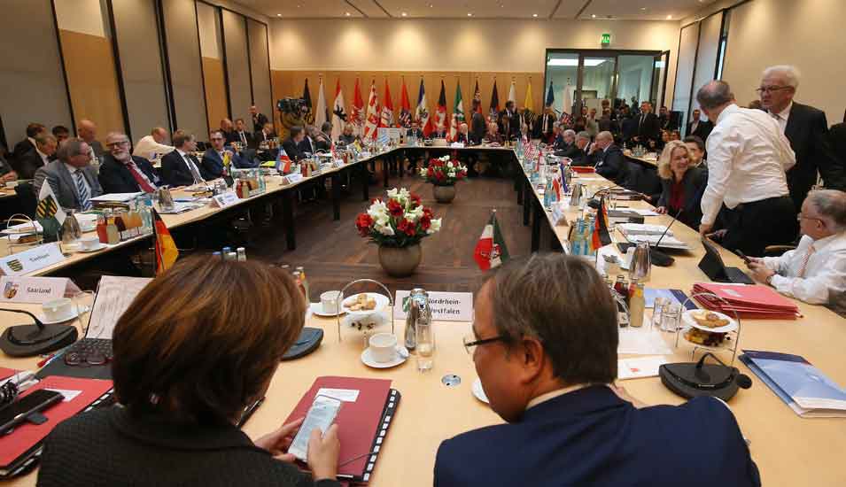Das Foto zeigt die Ministerpräsidentenkonferenz am 5. Dezember 2018 in Berlin, langer Tisch.