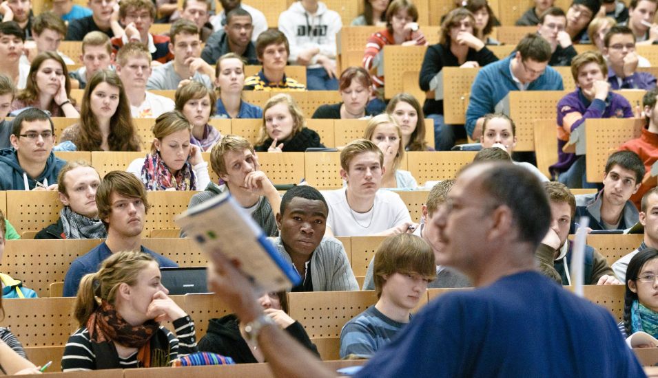 Das Foto zeigt einen Hochschullehrer in einem Hörsaal vor Studierenden an der TU Hamburg-Harburg