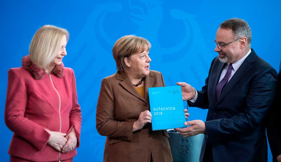 Dietmar Harhoff (r), Vorsitzender der Expertenkommission Forschung und Innovation, übergibt an Bundesbildungsministerin Johanna Wanka (l, CDU) und Bundeskanzlerin Angela Merkel (M, CDU) das Jahresgutachten 2018.