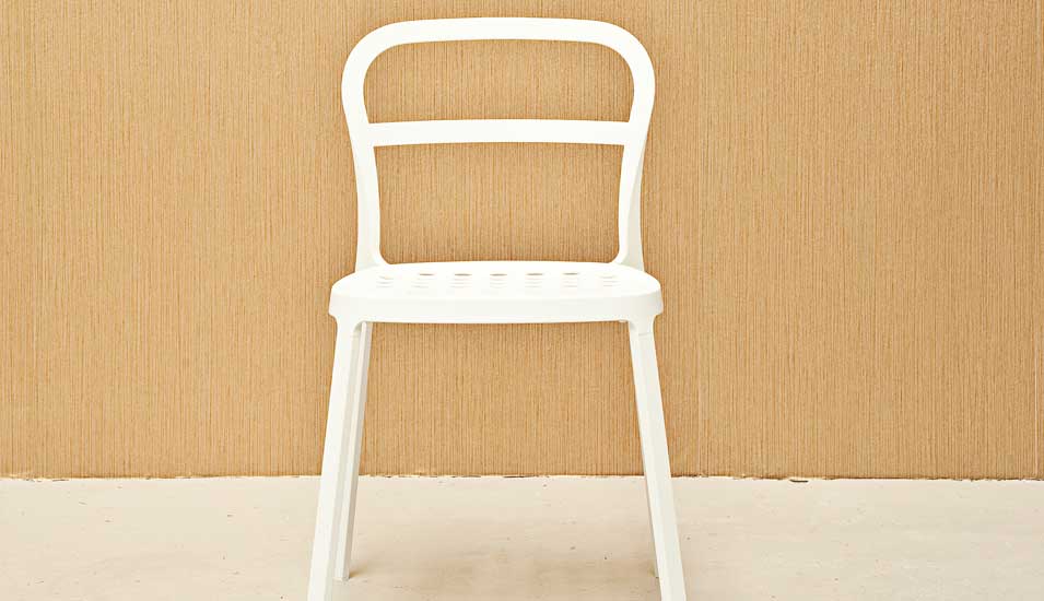Das Foto zeigt einen leeren Stuhl