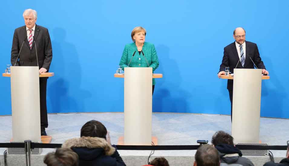 Das Foto zeigt Horst Seehofer, Angela Merkel und Martin Schulz bei einer Pressekonferenz nach den Koalitionsverhandlungen