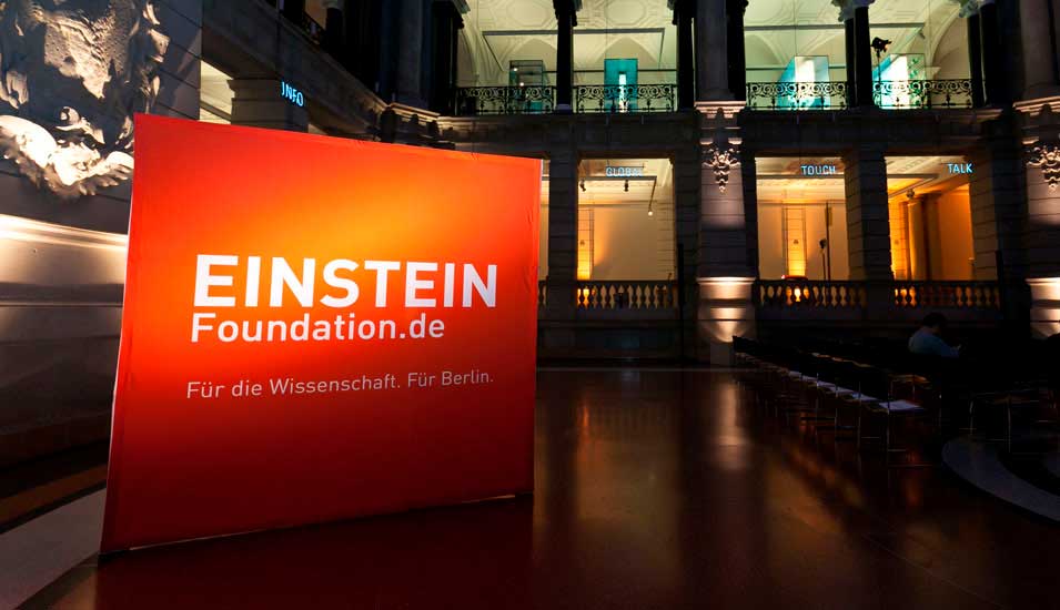 Das Foto zeigt ein Plakat mit dem Schriftzug Einstein-Stiftung in einem Saal