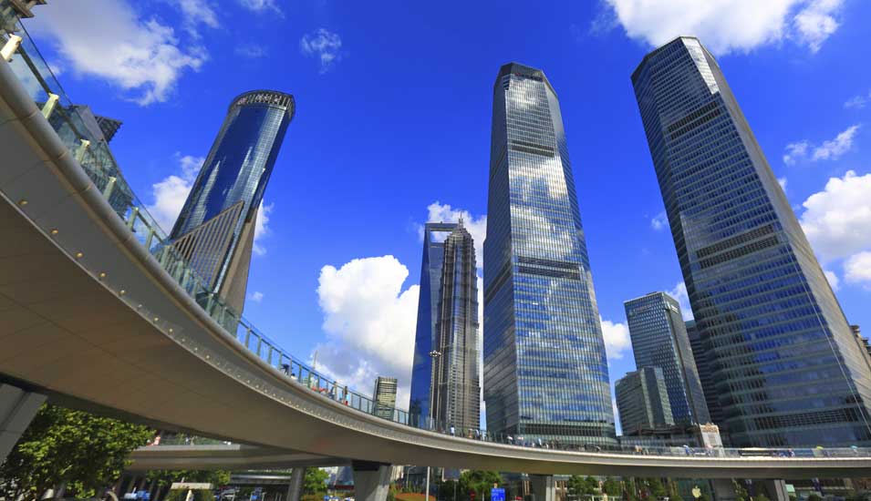 Das Foto zeigt Wolkenkratzer in Shanghai, China