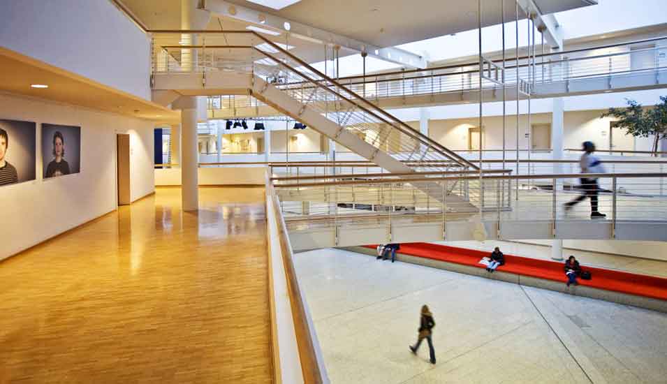 Das Bild zeigt ein modernes Treppenhaus an der Univesität Witten-Herdecke