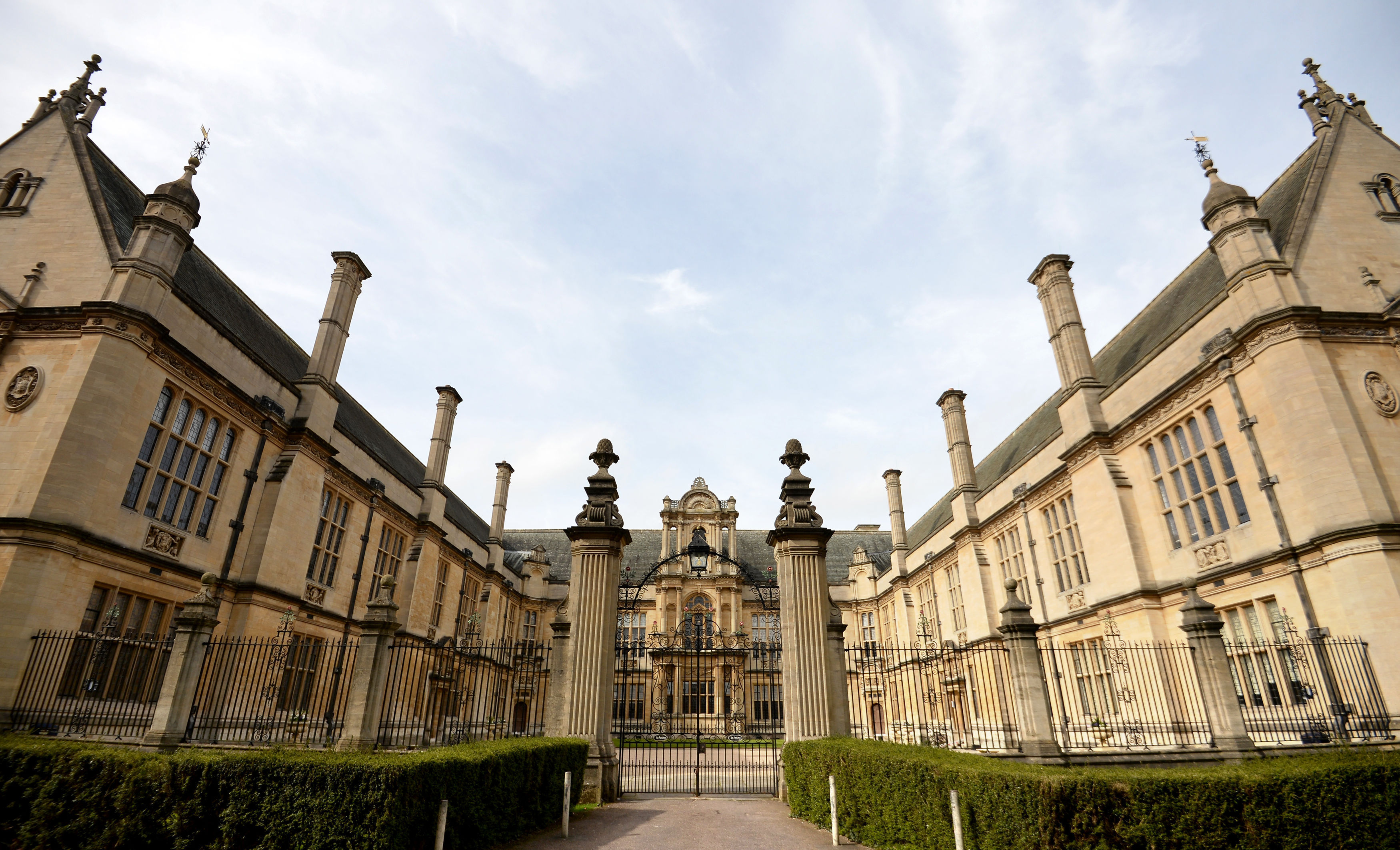 Das Foto zeigt das verschlossene Tor der Examination School der Universität Oxford