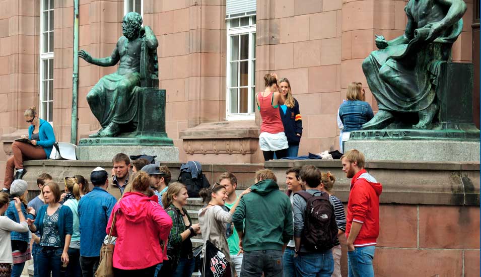 Menschen vor der Universität Freiburg
