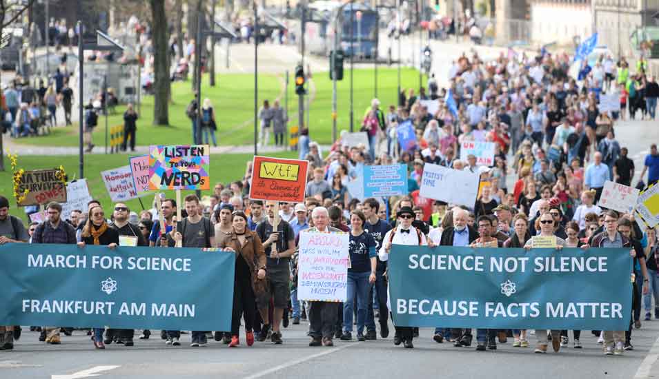 Das Foto zeigt Menschen in Frankfurt, die für die Freiheit der Wissenschaft demonstrieren.