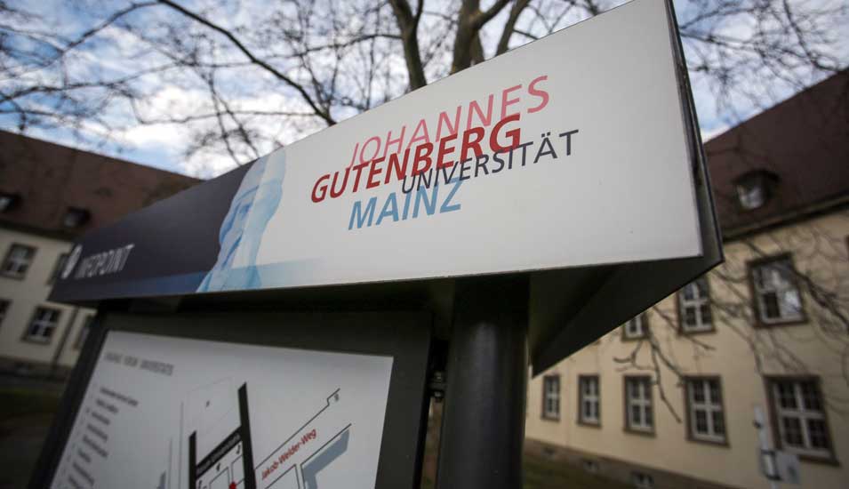 Das Foto zeigt einen Wegweiser auf dem Campus der Universität Mainz