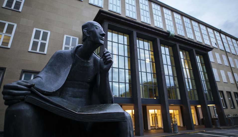 Das Foto zeigt den Haupteingang der Universität zu Köln mit der Figur von Albertus Magnus