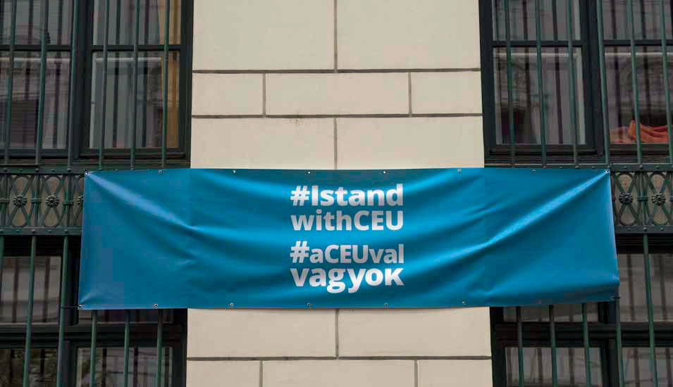 Das Foto zeigt ein Spruchband an der Central European University in Budapest.