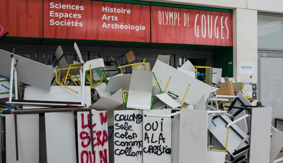 Das Foto zeigt einen Eingang an der Universität Mirail in Toulouse, der mit Stühlen und Tischen blockiert wurde.