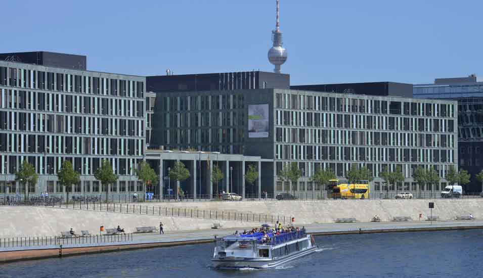 Das Foto zeigt das Gebäude des Bundesforschungsministeriums in Berlin.