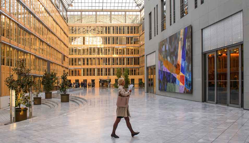Das Foto zeigt den mit Marmor gestalteten Innenhof des Hauses der deutschen Wirtschaft in Berlin.