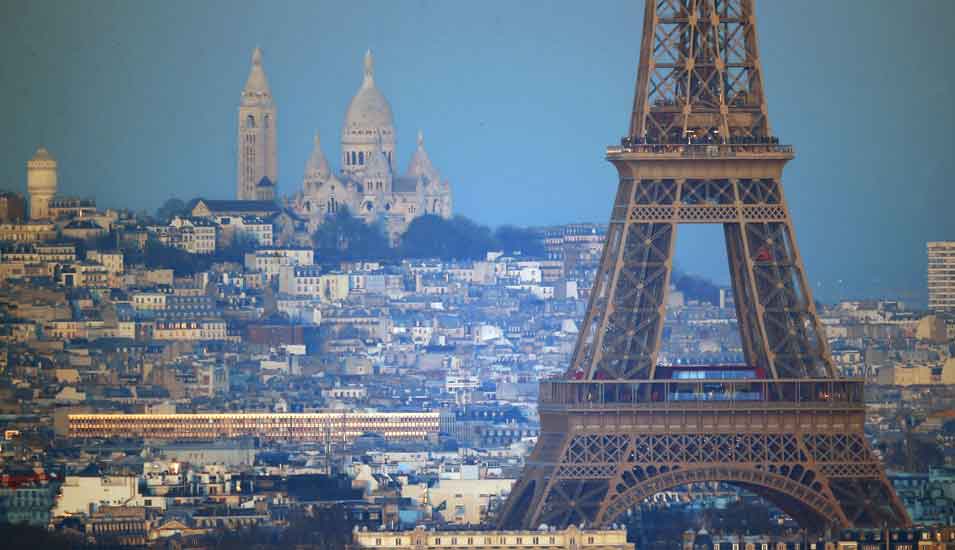 Das Foto zeigt eine Abendansicht von Paris mit Eiffelturm.