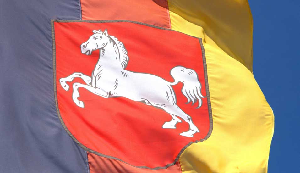 Das Foto zeigt die Landesflagge Niedersachsens.