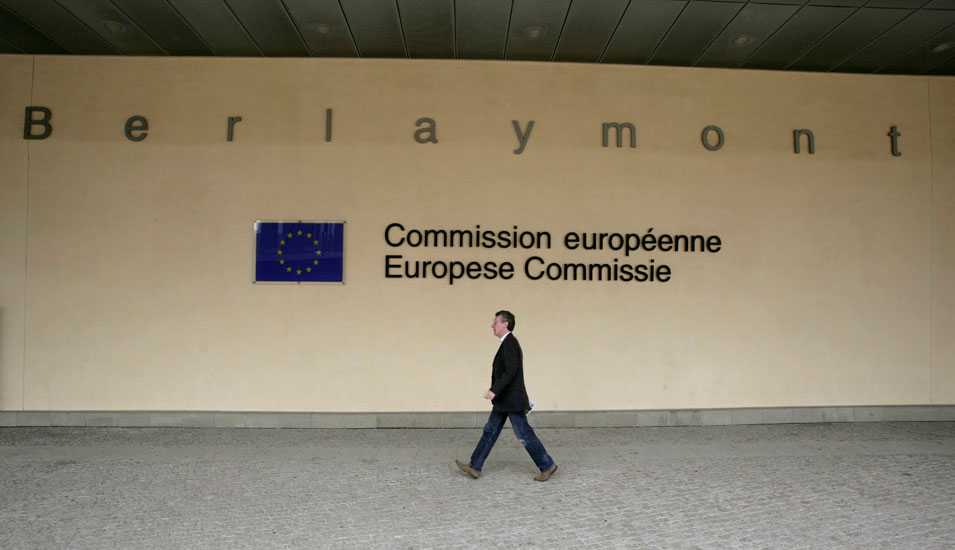 Mann geht vor dem Berlaymont-Gebäude in Brüssel entlang, dem Sitz der Europäischen Kommission