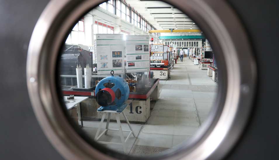 Das Foto zeigt den Blick durch ein rundes Fenster in ein Labor der Universität Chemnitz