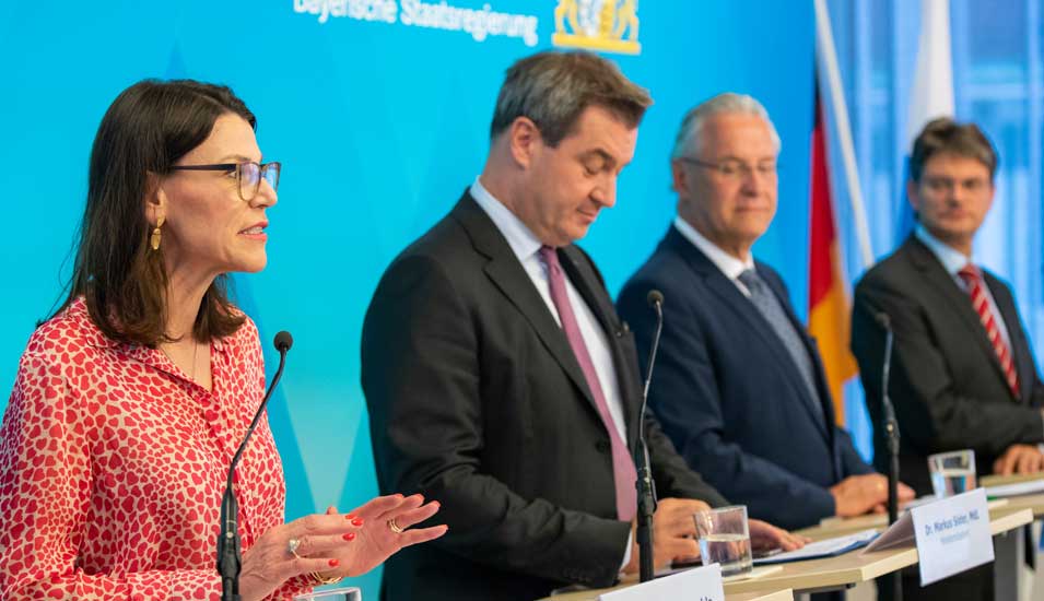 Das Foto zeigt den bayerischen Ministerpräsidenten Markus Söder und die bayerische Wissenschaftsministerin Marion Kiechle bei einer Pressekonferenz