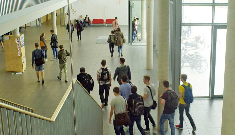 Das Foto zeigt das  Seminargebäude der Wirtschaftswissenschaften auf dem Campus der Universität Bayreuth.