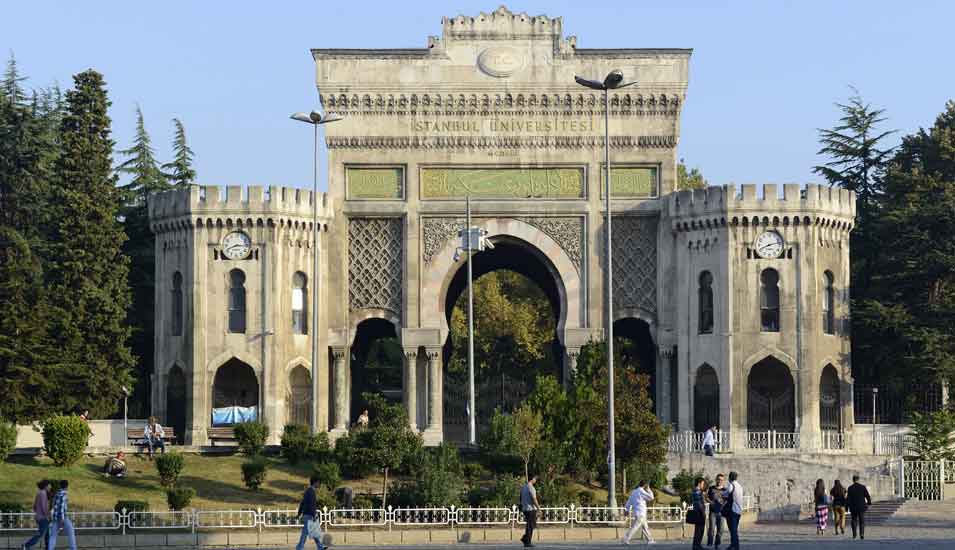 Das Fot zeigt das große Eingangsportal der Universität Istanbul