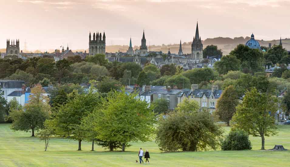 Das Foto zeigt eine Panoramaansicht von Oxford in England.