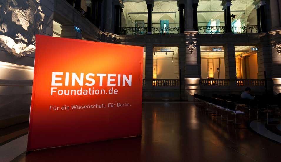 Das Foto zeigt ein Plakat der Einstein Stiftung im Museum für Kommunikation in Berlin.