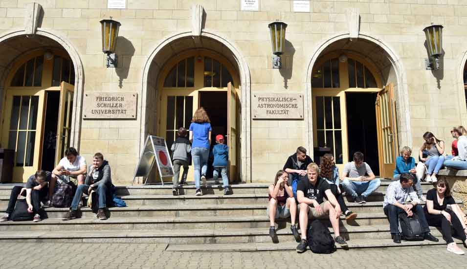 Das Foto zeigt die Universität Jena, den Eingang zur physikalisch-astronomischen Fakultät.