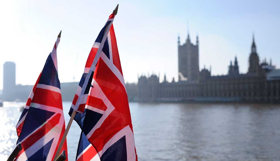 Britische Flaggen vor Parlamentsgebäude