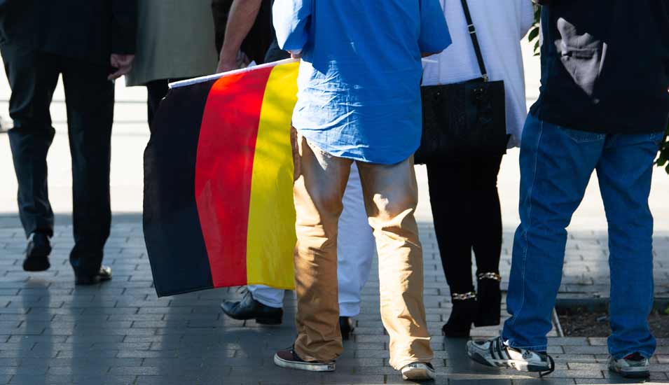 Ein Teilnehmer mit einer Deutschland-Flagge kommt zum Treffen der AfD-Gruppierung "Der Flügel".