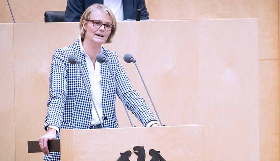 Bundesbildungsministerin Anja Karliczek am Redepult des Bundesrates