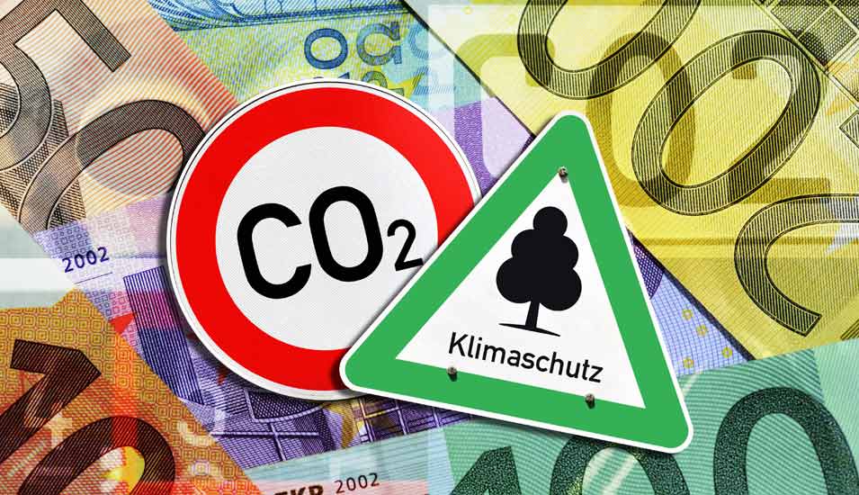 Klimaschutz-Schild und CO2-Verbotsschild vor Geldscheinen, Symbolfoto für CO2-Steuer
