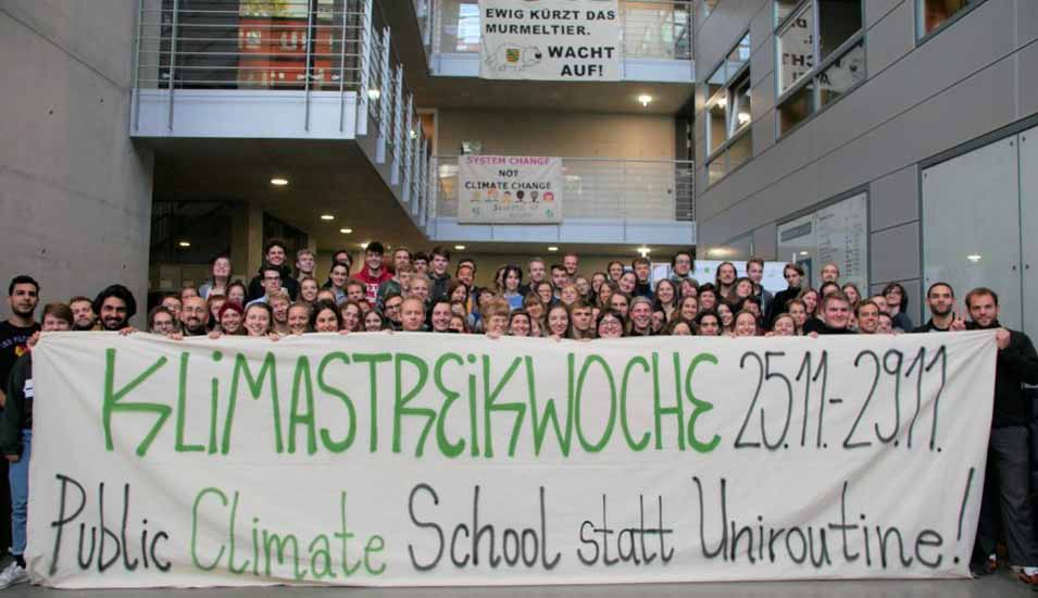 Gruppenfoto von Studierenden mit großem Banner, das zur Klimastreikwoche aufruft