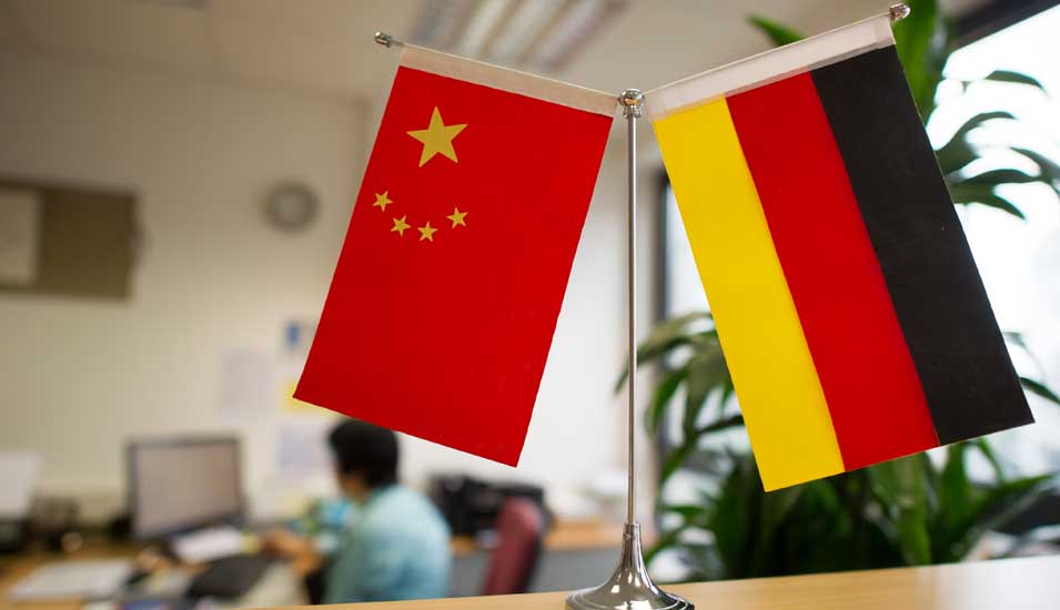 Ständer mit der chinesischen und der deutschen Flagge im Sekretäriat des Konfuzius-Instituts der Heinrich-Heine-Universität in Düsseldorf 