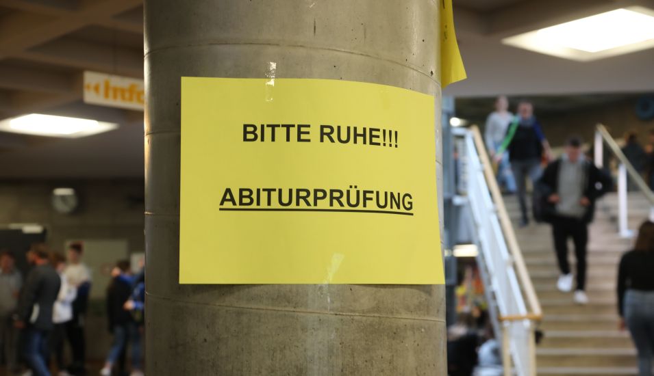 Das Foto zeigt ein Schild mit der Aufschrift: "Abitur- Ruhe bitte".