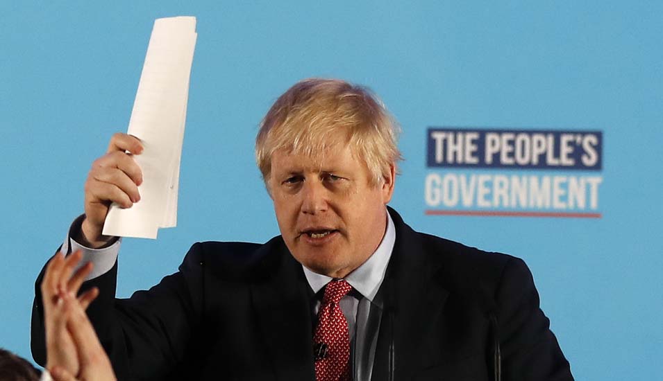 Boris Johnson mit einem Papier in der Hand