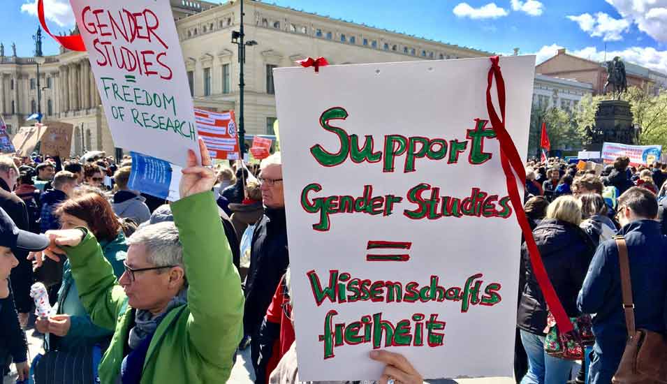 Demonstranen mit Plakaten für die Gender-Studies