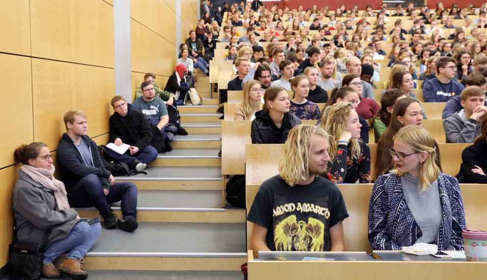 Das Foto zeigt einen Hörsaal an der Universität Rostock mit Erstsemestern.