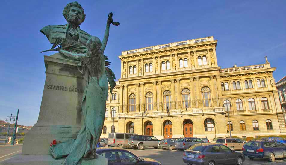 Das Foto zeigt das Gebäude der ungarischen Akademie der Wissenschaften in Budapest.