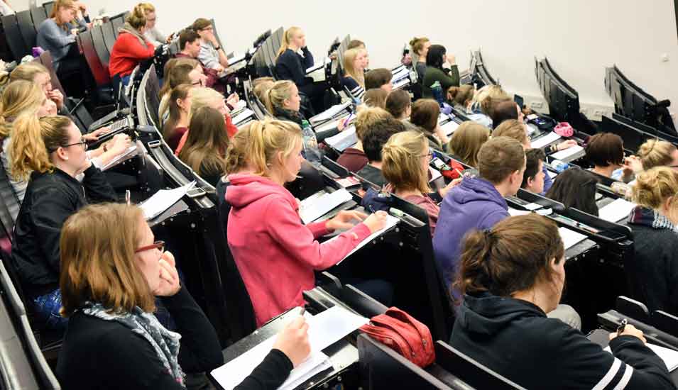 Das Foto zeigt Studierende in einem Hörsaal an der Universität Leipzig.