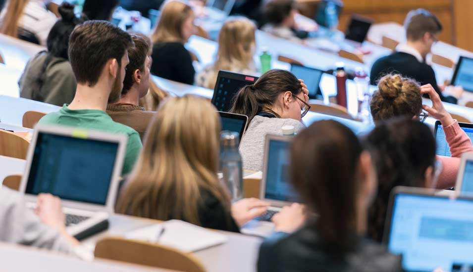 Studierende in Hörsaal bei Vorlesung mit Laptops