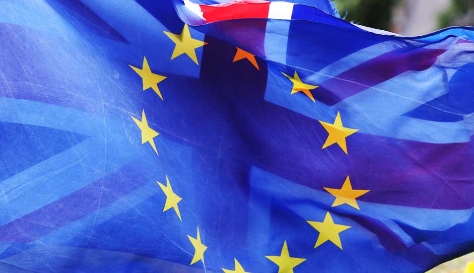 Durchsichtige zweiseitige Fahne: EU-Flagge auf der einen, UK-Flagge auf anderen Seite