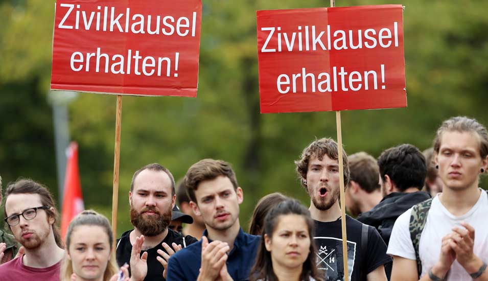 Studenten demonstrieren vor dem Düsseldorfer Landtag gegen das geplante neue Hochschulgesetz mit einem Plakat "Zivilklausel erhalten"