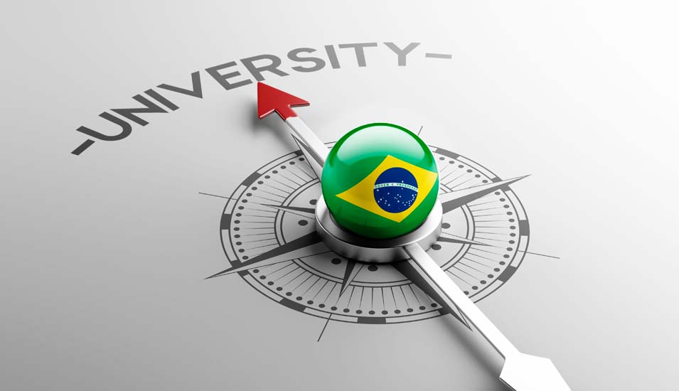 Kompassnadel, die auf den Schriftzug "University" zeigt. In der Mitte eine Glaskugel mit der brasilianischen Flagge. 