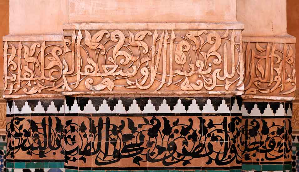 Säule mit kunstvollem Arabesken-Schmuck an der historischen theologischen Hochschule in Marrakesch